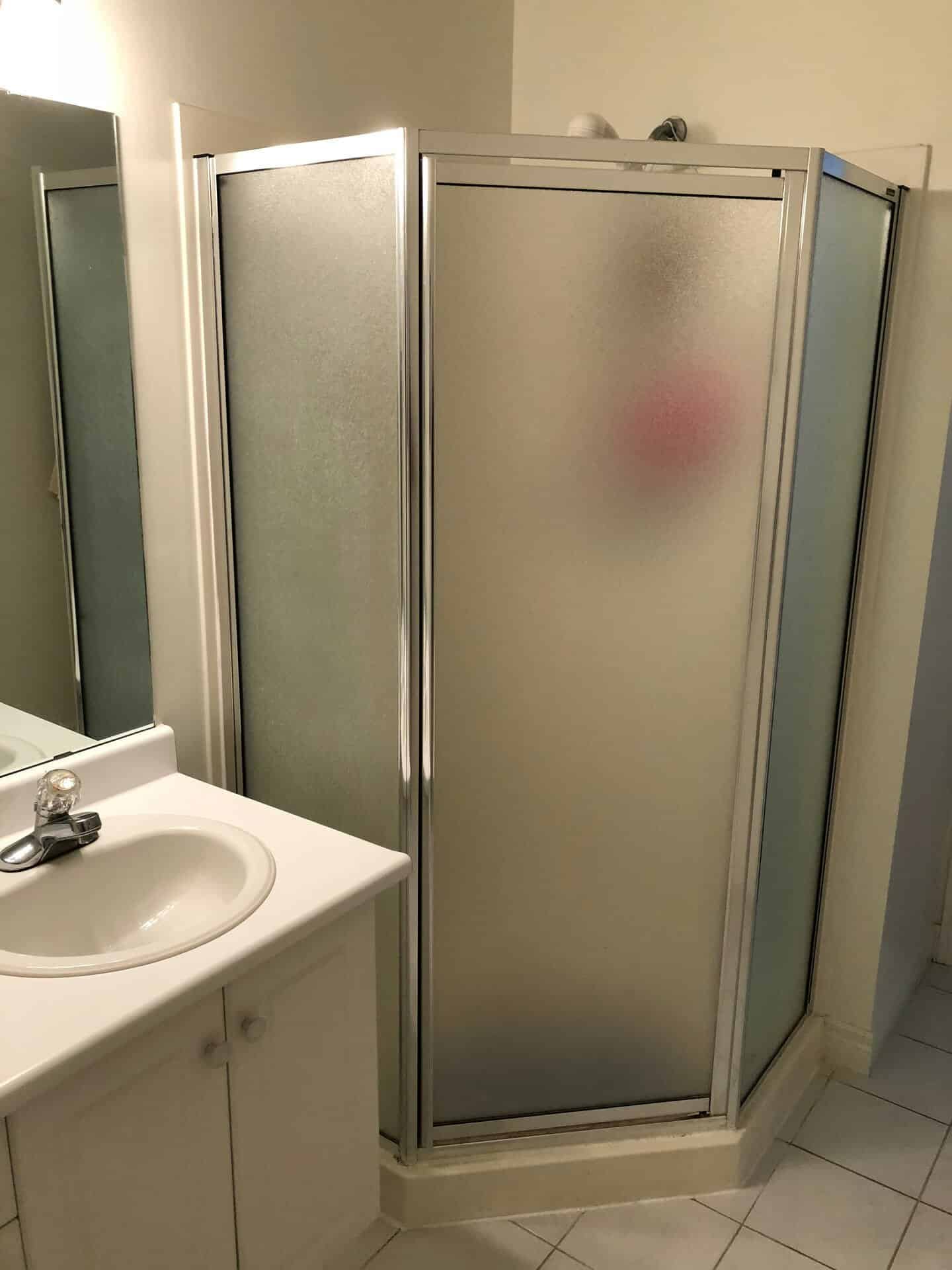 King family bathroom before walk-in bathtub upgrade